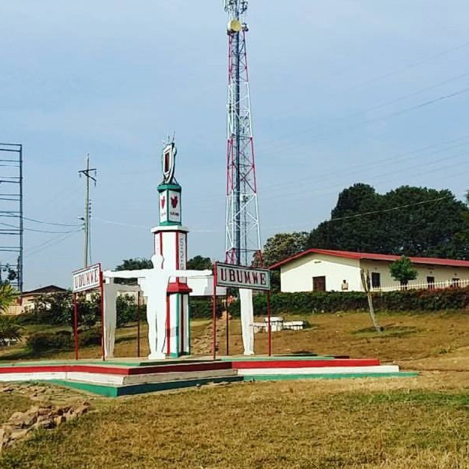 Monumento com estrutura em forma de cruz e a palavra 'UBUMWE'.
